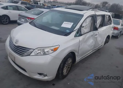 2015 Toyota Sienna Xle Premium 8 Passenger z USA, uszkodzony, nr VIN 5TDYK3DC1FS667913